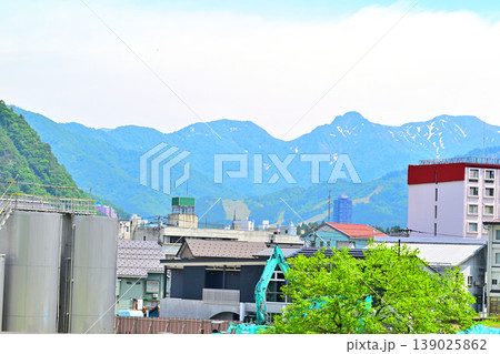 山景色 麓の民家 越後湯沢駅西口付近らの眺め 山景色 麓の民家 越後湯沢駅西口付近らの眺め 139025862