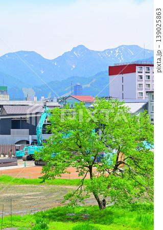 山景色 麓の民家 越後湯沢駅西口付近らの眺め 山景色 麓の民家 越後湯沢駅西口付近らの眺め 139025863