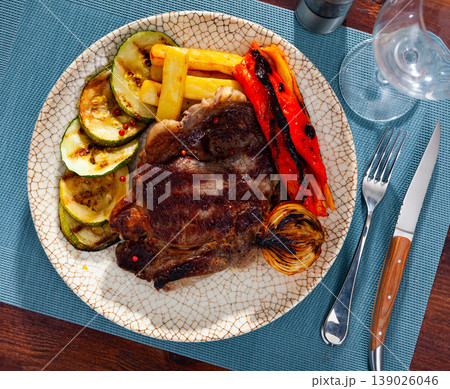 Fried beef with vegetables 139026046