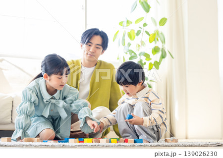リビングでくつろぐ家族 リビングでくつろぐ家族 139026230