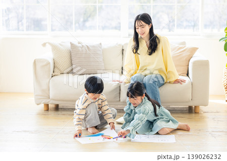 リビングで遊ぶ親子 リビングで遊ぶ親子 139026232