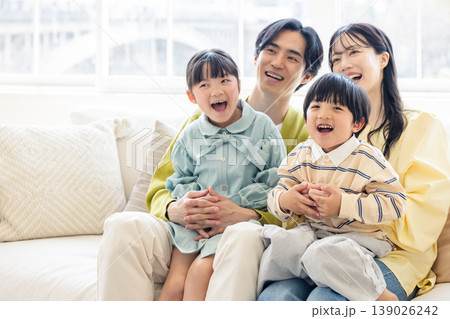 ソファーでくつろぐ家族 ソファーでくつろぐ家族 139026242