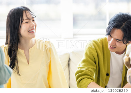 笑顔で話す男女 139026259