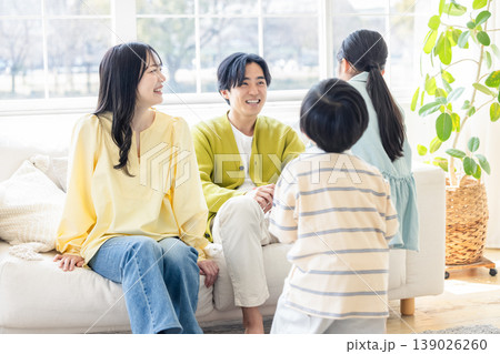 リビングでくつろぐ家族 139026260