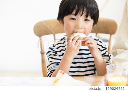 パンを食べる子供 139026261