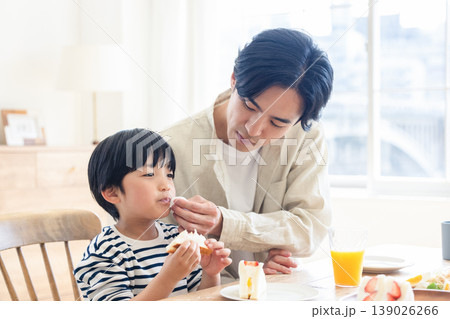 朝食を食べる親子 139026266