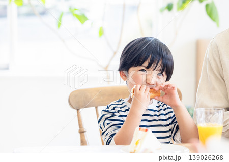 朝食を食べる男の子 朝食を食べる男の子 139026268
