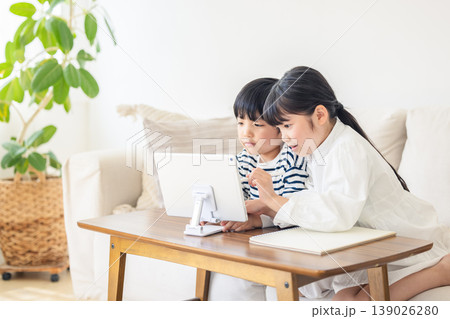 タブレットで勉強をする子供 139026280