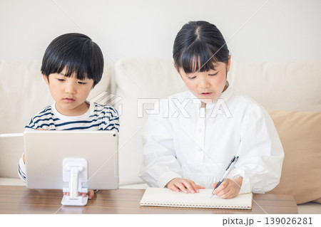 タブレットで勉強をする子供 タブレットで勉強をする子供 139026281