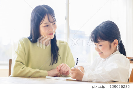 勉強をする親子 139026286