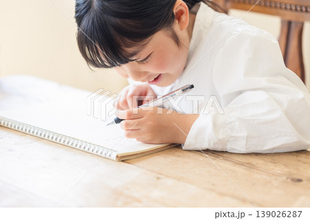 勉強する小学生 勉強する小学生 139026287