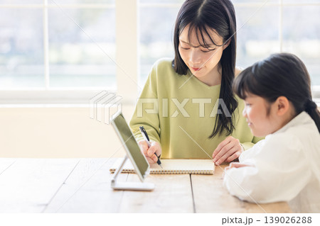タブレットで勉強する子供 タブレットで勉強する子供 139026288