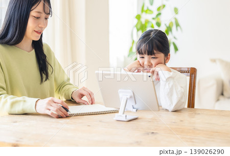 タブレットで勉強する子供 139026290