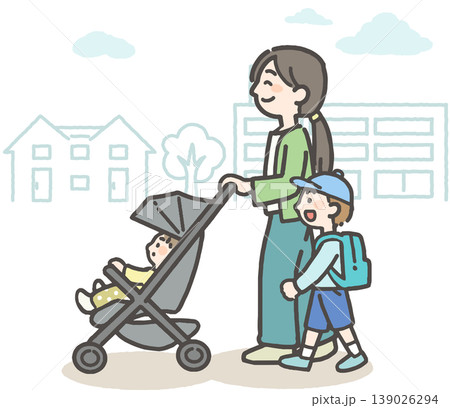 町中で、赤ちゃんが乗ったベビーカーを押すお母さんと子ども 139026294