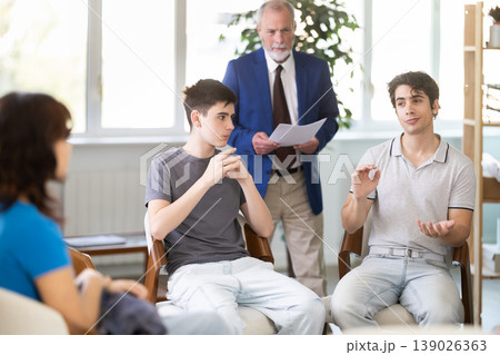 People communicate in the circle of psychological help 139026363