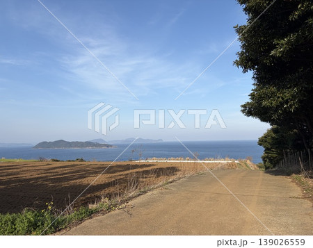 海へ続く道と田舎の風景 青空と穏やかな海 海へ続く道と田舎の風景 青空と穏やかな海 139026559