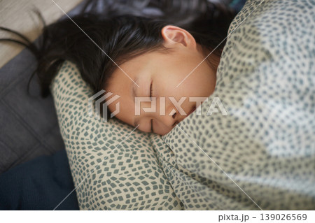 布団の中で熟睡する女の子の子供の様子 布団の中で熟睡する女の子の子供の様子 139026569