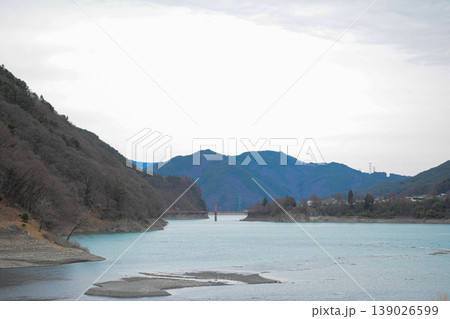 山間の湖と橋の風景 静かな自然と集落のある地方の景色 山間の湖と橋の風景 静かな自然と集落のある地方の景色 139026599