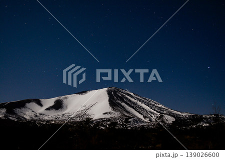 星空と浅間山の幻想的な夜景 冬の自然風景 星空と浅間山の幻想的な夜景 冬の自然風景 139026600