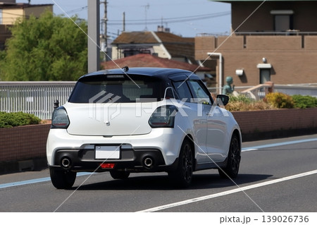 白いスポーツタイプコンパクトカー 139026736