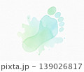 淡いグリーンの水彩にじみで描いた足跡ミニマルアート 139026817