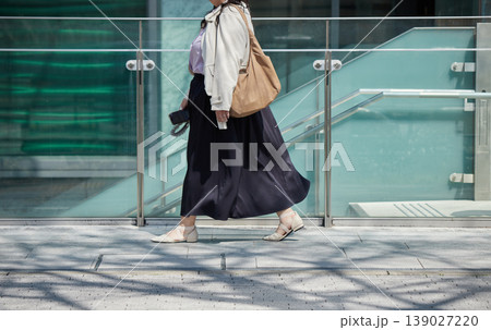 昼の都市の繁華街で歩く若い女性買い物客の姿 昼の都市の繁華街で歩く若い女性買い物客の姿 139027220