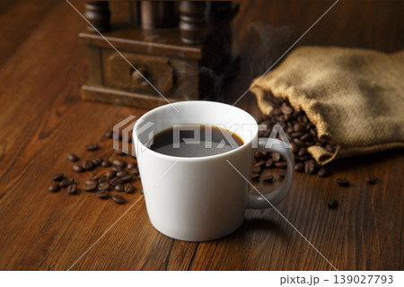 コーヒーと麻袋に入ったコーヒー豆 139027793