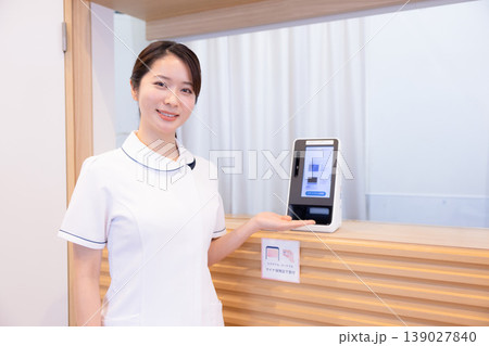 クリニック　受付で対応するスタッフ 139027840