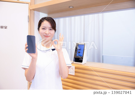 クリニック　受付で対応するスタッフ 139027841