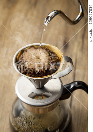 ハンドドリップでコーヒーを淹れるイメージ 139027854