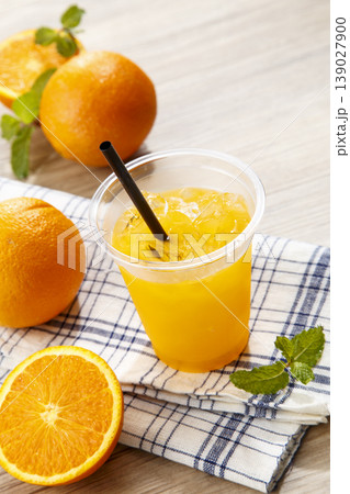 氷入りオレンジジュース　カフェ風ドリンクのイメージ 139027900
