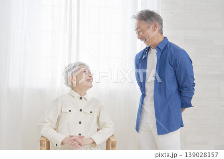 会話するシニア夫婦　リビング 139028157