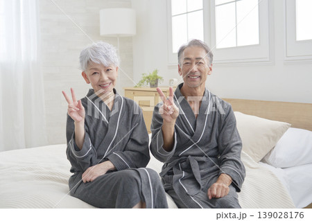 シニア夫婦 ピースサイン 寝室 シニア夫婦 ピースサイン 寝室 139028176