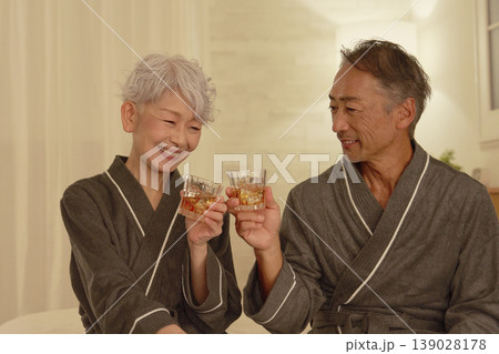 寝室でウイスキーを飲むシニア夫婦 寝室でウイスキーを飲むシニア夫婦 139028178