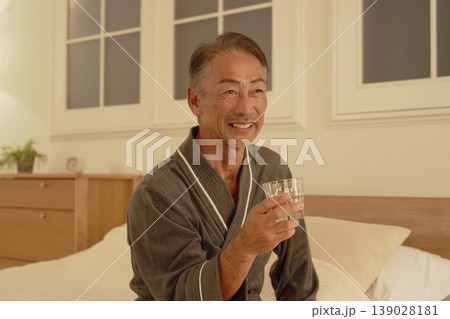 寝室でウイスキーを飲むシニア男性 ポートレート 寝室でウイスキーを飲むシニア男性 ポートレート 139028181