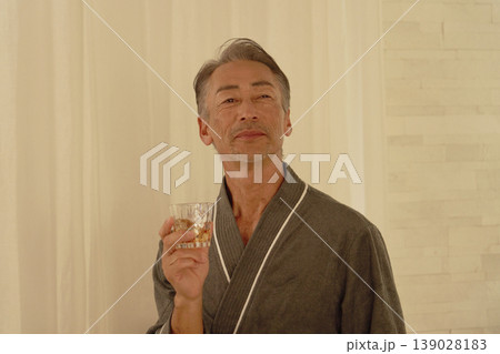 寝室でウイスキーを飲むシニア男性 寝室でウイスキーを飲むシニア男性 139028183