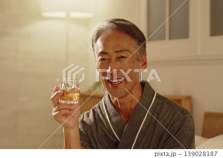 寝室でウイスキーを飲むシニア男性 ポートレート 寝室でウイスキーを飲むシニア男性 ポートレート 139028187