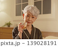 寝室でウイスキーを飲むシニア女性 139028191