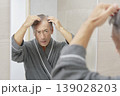 髪の毛に悩みがあるシニア男性 139028203