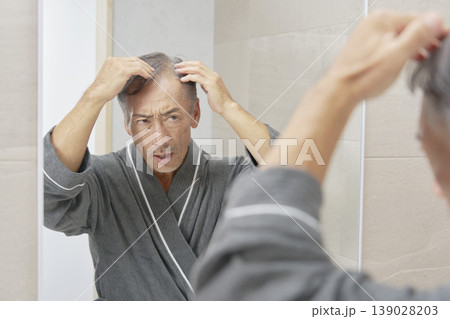 髪の毛に悩みがあるシニア男性 139028203