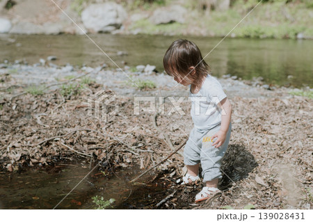 河原で遊ぶ1歳の幼児 139028431