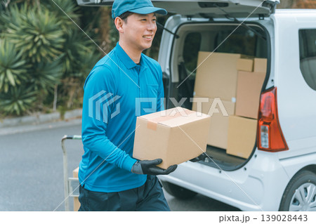 荷物を届けに向かう笑顔の宅配業者 荷物を届けに向かう笑顔の宅配業者 139028443