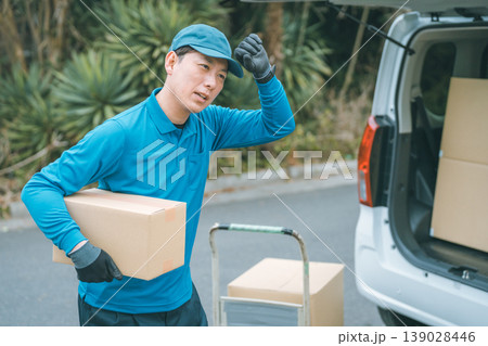 忙しく荷物を届ける宅配業者 忙しく荷物を届ける宅配業者 139028446