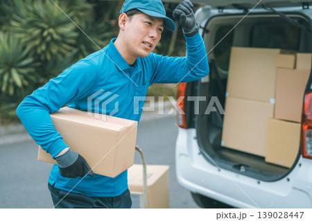 忙しく荷物を届ける宅配業者 忙しく荷物を届ける宅配業者 139028447