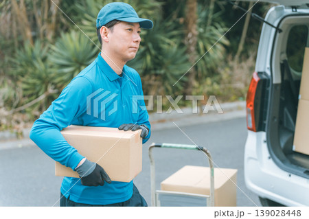 荷物を届ける宅配業者 139028448