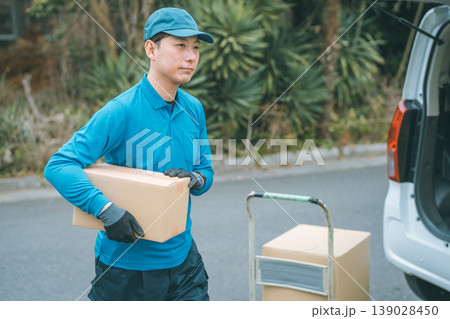 荷物をお届けに上がる軽貨物ドライバー 139028450