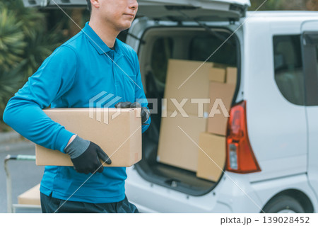荷物をお届けに上がる軽貨物ドライバー 139028452