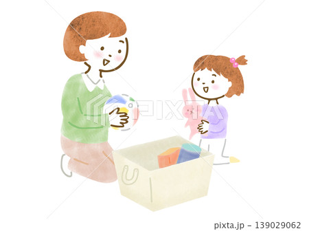 ママと女の子が一緒におもちゃを片付けているイラスト 139029062