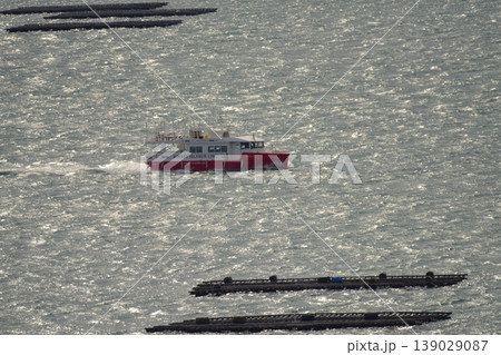 光る海と船、牡蠣の養殖 光る海と船、牡蠣の養殖 139029087