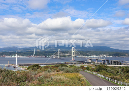 室蘭港と白鳥大橋（北海道室蘭市） 139029242